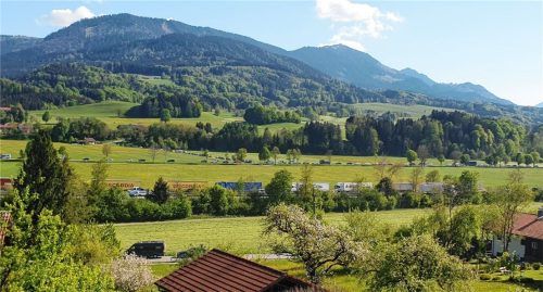 Stau auf der A8, Höhe Frasdorf. Die Anrainergemeinden der A8 und Inntalautobahn plädieren jetzt für temporäre Sperren der Ausfahrten.Foto Gemeinde Frasdorf
