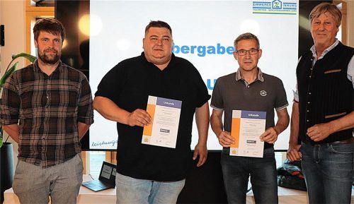 Stefan Weinzierl (Holzbau Schmid in Trostberg, Zweiter von links) und Hans Berger (Regnauer Fertigbau aus Seebruck, Dritter von links) wurden die „Meisterhaft-Urkunden“ mit fünf Sternen überreicht. Obermeister Martin Kollmeier (rechts) und sein Stellvertreter Martin Kendler gratulierten.Foto wittenzellner