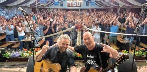 Stehende Ovationen gab es nach dem Finale vom begeisterten Publikum: Keller Steff und Michi Dietmayr rockten das Festzelt der Holzhamer Feuererwehr. Foto neuwirth