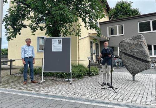 Stein mit Denkanstoß: SMV-Sprecher Martin Koschorz und LTG-Direktor Rainer Hoff bei der Einweihung des Drehsteins. Foto  Kirchner