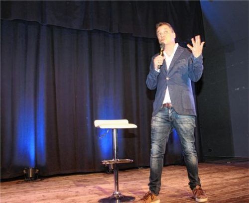 Stephan Bauer in Hochform: Der Kabarettist steht für hintergründigen Humor und beste Unterhaltung. In Mettenheim blieb kein Auge trocken.Foto LAMPRECHT