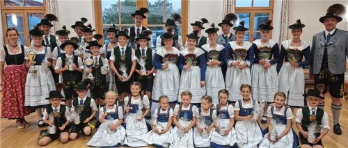 Stolz auf das Leistungsniveau der jungen Trachtler zeigten sich die beiden Vorsitzenden der „D’Sulzbergler“, Thomas Kreitmayr und Elisabeth Paul. Foto  D´Sulzbergler Litzldorf
