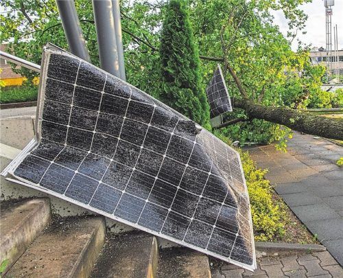Sturmschäden und Co.: Wenn die Solaranlage in Mitleidenschaft gezogen wird, springt in der Regel die Hausratversicherung ein. Foto Lino Mirgeler/dpa