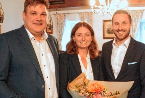 Susanne Kunz (Mitte) tritt für die CSU Samerberg als Bürgermeisterkandidatin bei den Kommunalwahlen an. CSU-Ortsvorsitzender Andreas Köppl (links) und CSU-Landtagsabgeordneter Daniel Artmann (rechts) gratulieren ihr.Foto dei