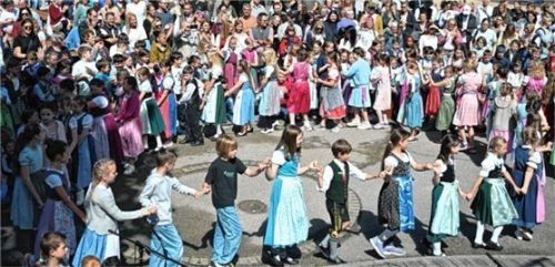 Die Schüler der Klassen 3 und 4 präsentierten im Pausenhof eine Tanzeinlage.Fotos ruprecht