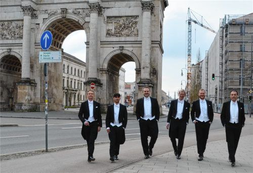 The Munich Harmonists am Siegestor in München: (von links) Klaus Steppberger, Manuel Ried, Manuel Adt, Oliver Hahn, Clemens Joswig und Manfred Stecher.Foto Grun