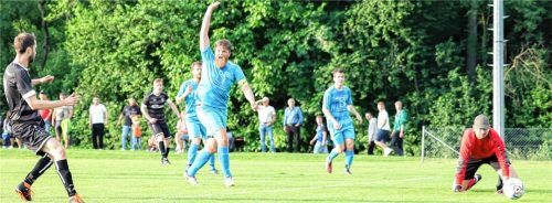 Tor des Tages: Christian Huber (links) trifft für Taufkirchen gegen Götting und lässt die Aufstiegshoffnung in die A-Klasse leben.Foto Christian Mühlhofer