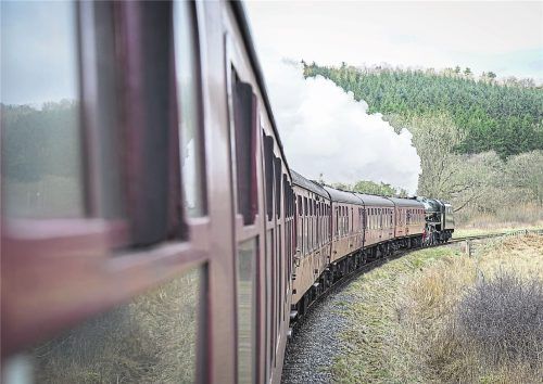 Touristenfahrt unter Dampf: Ab Pickering geht es mit der North Yorkshire Moors Railway durch den gleichnamigen Nationalpark (gr.F.). Zug-Enthusiast Mathew Harrison (l). Fotos Stefan Weißenborn/dpa-tmn