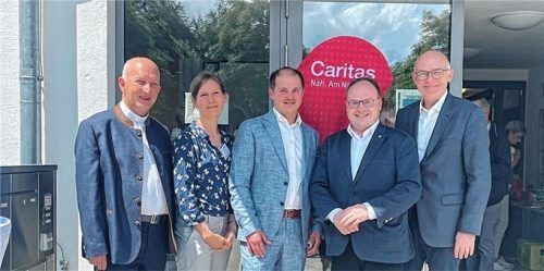 Trafen sich in Prien: (von links) Caritas-Präses Augustinus Bauer, Verena Hinze, Leiterin des Priener Caritas-Zentrums, Wolfgang Ehrenlechner, Kreisgeschäftsführer der Caritas Rosenheim, Andreas Friedrich, Priener Bürgermeister, und Professor Dr. Hermann Sollfrank, Diözesan-Caritasdirektor und Vorsitzender des Stiftungsrates der Pater-Rupert-Mayer-Stiftung vor dem Haus des Priener Caritas-Zentrums. Foto  Kirchner