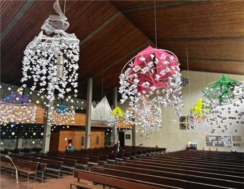 Über 1200 Papiertauben verwandeln das Schiff der Georgskirche in ein Friedenssymbol. Foto kotter