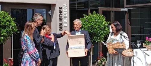 Übergabe der Geschenke: (von links) Marktgemeinderätin Marina Gasteiger, Bürgermeister Stefan Kattari, als Vertreterin der Grassauer Gemeindebücherei Sabine Jantke, Vizebürgermeister Franz Egger (Tscherms), Bürgermeisterin Astrid Kuprian (Tscherms).Foto  Gasteiger