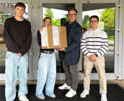 Übergabe der KorKey-Schlüsselanhänger: (von links) Julian Heigermoser, Nele Sehmrau, Geschäftsführer Markus Stuckmann und Vincent Huber. Foto re