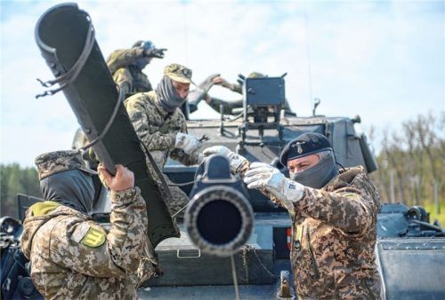 Ukrainische Soldaten arbeiten an der Panzerkanone eines Kampfpanzers vom Typ Leopard 1 A5. Foto dpa
