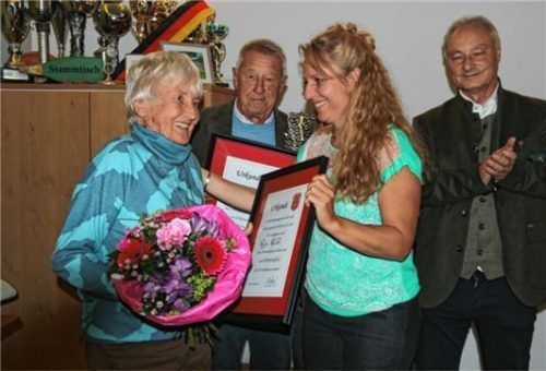 Unter großem Beifall wurden Helga Höchtl und Helmut Bergmeister (links) mit Urkunden zu Ehrenmitgliedern des Vereins durch Dorothea Heibl und dem scheidenden Vorsitzendem Alexander Schopf ernannt.