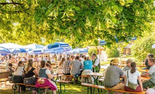 Unter Sonnenschirmen und alten Bäumen bekam das traditionelle Gartenfest der Musikkapelle Wössen im Kurpark eine besondere Atmosphäre.