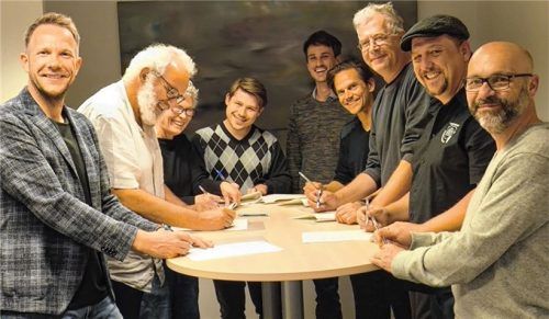 Unterzeichnung der Kooperationsvereinbarung „Rosenheimer Theaterwoche“: (von links) Wolfgang Hauck, Kulturreferent; Frank Kefer, Theaterfreunde Rosenheim; Gabriele Schmidt, Theaterinsel Rosenheim; Sebastian Kießer, INNszenierung; Ludwig Zurr-Hörst und Andreas Schwankl, Junges Theater Rosenheim; Michael Klein, Verein für bodenständige Kultur; Thomas Reichhart, Heimatbühne Rosenheim.Foto