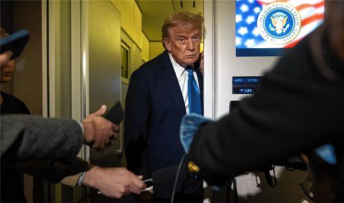 US-Präsident Donald Trump spricht mit Reportern an Bord der Air Force One. Foto dpa