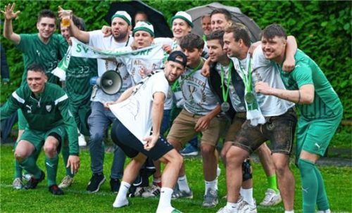 Vereint in Grün: Relegationssieger Pleiskirchen und 1. Klasse-Meister SV Nußdorf (Österreich) feiern gemeinsam den Saisonabschluss. Foto Marko Aleksic
