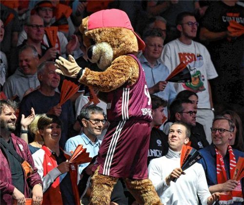 Viele Maskottchen, wie hier „Ben“ von den FC-Bayern-Basketballern, erfreuen sich großer Beliebtheit – gerade bei Kindern. Foto dpa