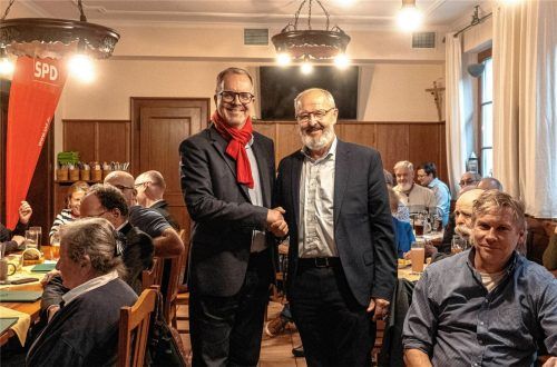 Vize-Landtagspräsident Markus Rinderspacher (links) gratuliert Kolbermoors Bürgermeister Peter Kloo. Foto Thomae