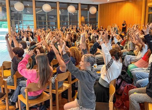 Voller Begeisterung verfolgten die Schüler die Aufführung.Foto re