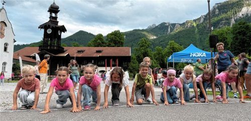 Voller Lauffeuer waren auch die jüngsten Teilnehmer des Aschauer Bankerl-Laufs. Sie legten eine Strecke von einem Kilometer zurück, während die anderen etwa 150 Teilnehmer auf drei, fünf oder sieben Kilometern von Bankerl zu Bankerl unterwegs waren. Foto Fladerer