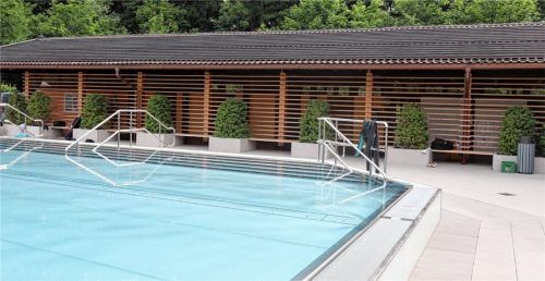 Von außen ist dem Bad Feilnbacher Schwimmbadgebäude sein maroder Zustand nicht anzusehen.Fotos strim