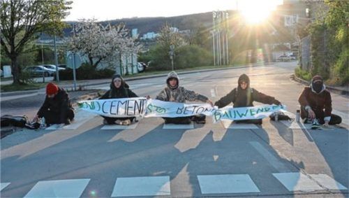 Vor dem Zementwerk von Heidelberg Materials in Leimen blockieren Klimaaktivisten der Gruppe „End Zement“ die Zu- und Abfahrt. Einige fixierten ihre Hände durch Kleber auf dem Asphalt. Foto dpa