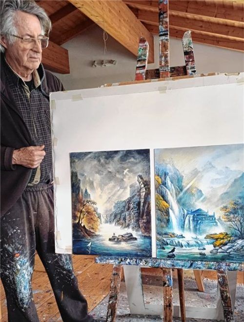 Walter Angerer der Jüngere in seinem Atelier neben zwei seiner ersten Wasserfallgemälde auf der Staffelei.Foto giesen