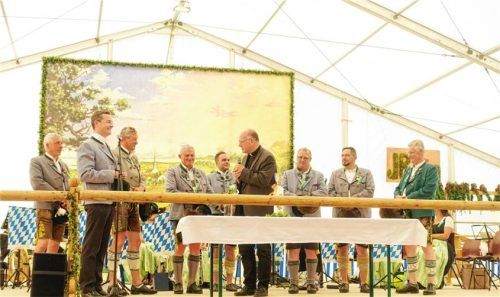 Weihbischof Rupert Graf zu Stolberg (Vierter von rechts) besuchte das Priener Festzelt und segnete die Jubiläums-Kerze, die der Priener Trachtenverein von seinen fünf Patenvereinen erhalten hatte.Foto  Hötzelsperger