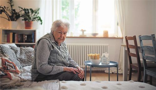 Wer im Alter noch zu Hause wohnen will, muss vorsorgen. Foto IMAGO/HalfPoint Images