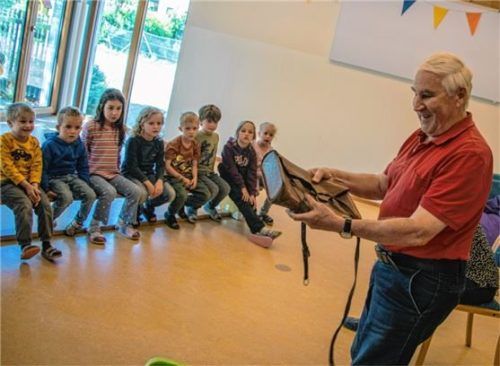 Werner Weiderer hatte den Kindern einen alten Schulranzen mitgebracht.Foto Stache