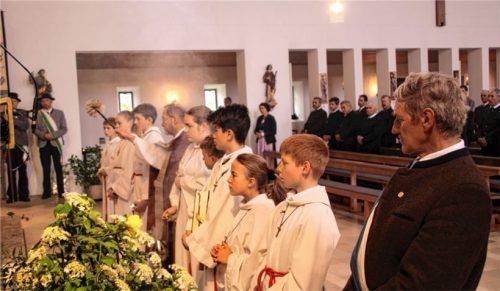 Witterungsbedingt musste das Totengedenken der Bad Feilnbacher Ortsvereine vorm Altar in der Pfarrkirche Herz Jesu stattfinden. Foto Strim