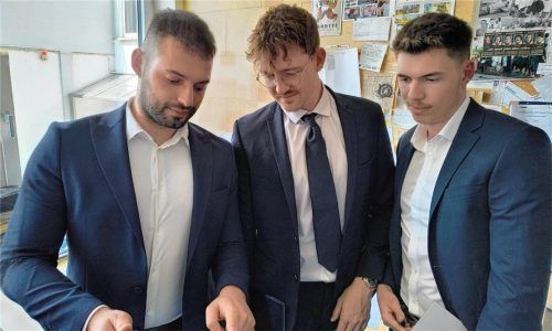 Wollen die Abläufe in Kitas verbessern: (von links) die Gründer der „Kitaversum-App“ Baris Özkan, Manuel Ledutke und Martin Echter. Foto Imago/Re
