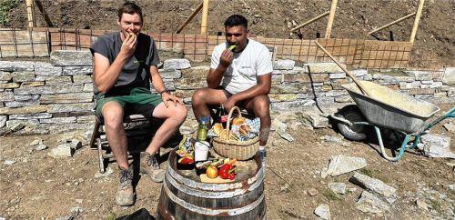 Wurstsemmel? Heute nicht! Wer den ganzen Tag schaufelt, pflastert oder pflanzt, braucht Kraft – aber die kommt längst nicht mehr nur aus der Leberkässemmel. Diese beiden Gartenbauer packen zur Brotzeit lieber etwas Gescheites in die Box: Vollkornbrot, frisches Gemüse und ein paar Nüsse als gesunden Happen für zwischendurch. Gesunde Ernährung füllt nicht nur den Akku auf, sondern hilft, fit zu bleiben, weniger krank zu sein und mehr aus dem Tag herauszuholen. Und schmecken tut’s obendrein.Foto  auer