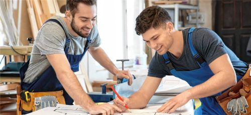 Zahlen belegen die Entwicklung: Es entscheiden sich wieder mehr junge Menschen für eine Ausbildung im Handwerk. Foto adobestock/Africa Studio