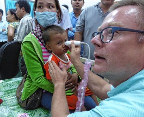Zu Hause in Rosenheim, engagiert auch im Ausland: Torsten Uhlig, hier bei einem Ausbildungseinsatz in Kambodscha, beendet seine Laufbahn als Kinder-Chefarzt beim Romed-Klinikum. Foto Re