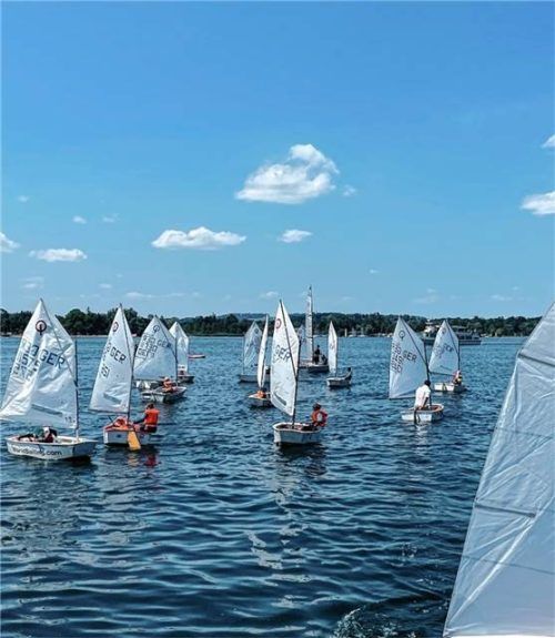 Zum Abschluss der Jugendsegelwoche gab es eine schneidige Opti-Regatta. Foto  Kirchner
