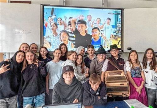 Zum Abschluss des spannenden Projekts gab es ein Gruppenfoto mit den chinesischen Schülern auf dem Bildschirm. Foto  Flug