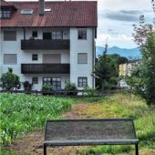 Stadtrat Georg Kaffl sorgt für Sitzmöglichkeit an Bushaltestelle