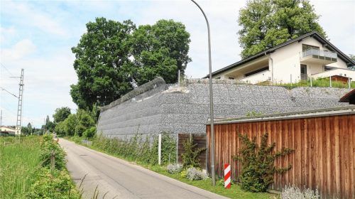 Zwei Seiten sind nach Angaben der Eigentümerin bereits fertig, an der dritten Seite der Steinmauer am Glasberg in Kolbermoor wird derzeit gearbeitet. So müssen laut Vorgabe von Stadt und Landratsamt zwei Gabionenreihen abgetragen werden. Über die Jahre soll die Hangbefestigung dann nach und nach begrünt werden. Foto Matthias Riediger