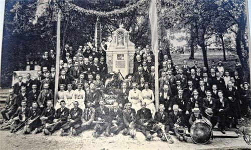 1921 wurde das Kriegerdenkmal in der Dorfmitte eingeweiht. Die beiden Seitentafeln kamen erst später hinzu. Foto stache