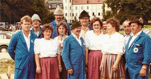 1985 beim ersten Oldtimertreffen: Vorstandschaft und Organisatoren freuten sich über den großen Erfolg: (von links) Georg Niedermeier, Jürgen Partelly, Brigitte Niedermeier, Walter Landkammer, Manuela Soller, Vorsitzender Adolf Soller, Gerhard Fiederer, Heidi Fiederer, Margit Körnig, Hans Körnig und Leonhard Reichl. Fotos RE