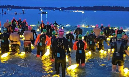 300 Schwimmer tauchten den Chiemsee beim Vollmondschwimmen in ein Lichtermeer. Foto Nowotny