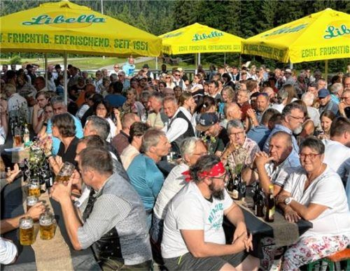 350 Ehrenamtliche vom Weltcup drängelten sich am Freigelände des Cafés Biathlon in der Arena um die besten Plätze. Die Helferfeier wurde zu einem großen Fest. Foto  Kas