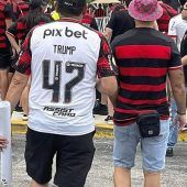 Komische Kombi auf dem Trikot