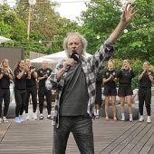 Neue Hymne mit „Wolle“ Petry