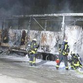 Lastwagen brennt auf A8 komplett aus