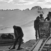 2500 Mann bezwingen den Berg