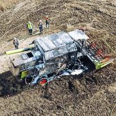 Bei Erntearbeiten: Mähdrescher in Flammen